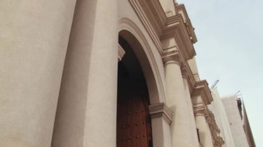 Santiago, Şili'La Moneda Cumhurbaşkanlığı Sarayı girişinde görevli askeri standı.