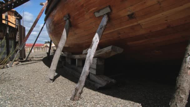 Zewnętrzna część Nao Victoria, Magellan s statek repliki w Punta Arrenas, Chile. — Wideo stockowe