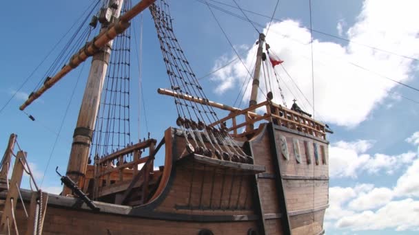 Exterior del Nao Victoria, réplica del barco de Magallanes en Punta Arrenas, Chile . — Vídeos de Stock