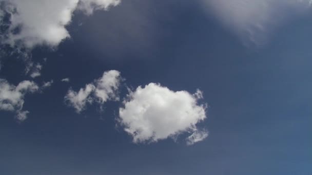 Zeitraffer der Wolken, die sich am blauen Himmel bewegen. — Stockvideo