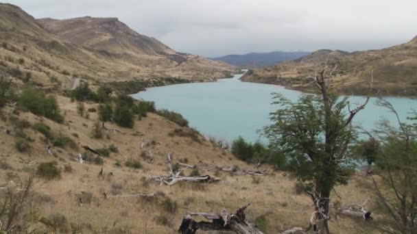 Θέα προς τη λίμνη στο Torres del Paine εθνικό πάρκο, Παταγονία της Χιλής. — Αρχείο Βίντεο