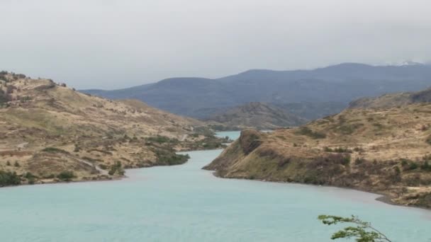 Göle Torres del Paine Milli Parkı'nda, Patagonia, Şili görüntülemek. — Stok video