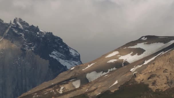 Vista a las famosas torres de granito en el Parque Nacional Torres del Paine, Patagonia, Chile . — Vídeos de Stock