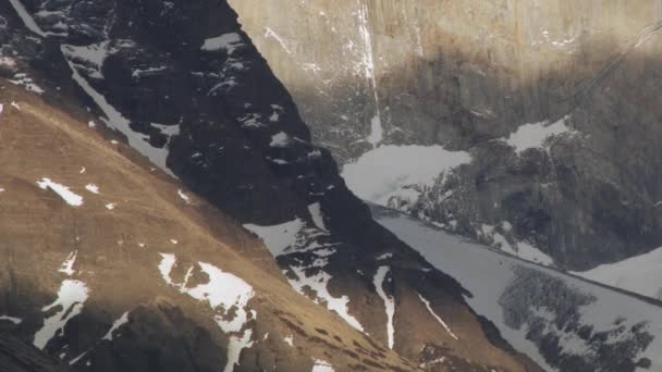 Ünlü granit kuleleri Torres del Paine Milli Parkı'nda, Patagonia, Şili için görüntüleyin. — Stok video