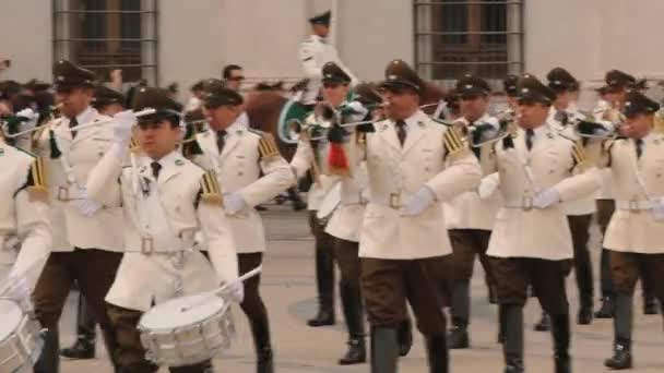 Militares participam da cerimônia de mudança de guarda em frente ao palácio presidencial de La Moneda em Santiago, Chile . — Vídeo de Stock