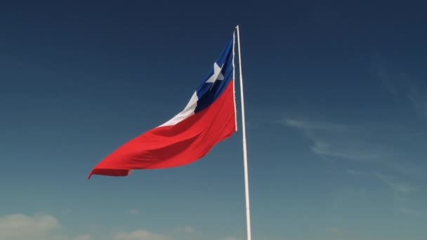 Chile hullámok a szél a Morro de Arica dombon itt: Arica, Chile zászlaja. — Stock videók