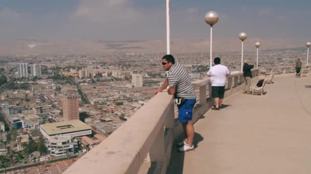 İnsanlar manzaranın tadını Arica şehre Morro de Arica Hill Arica, Chile. — Stok video