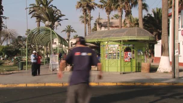 People walk by the street of Arica city, Chile. — Stock Video