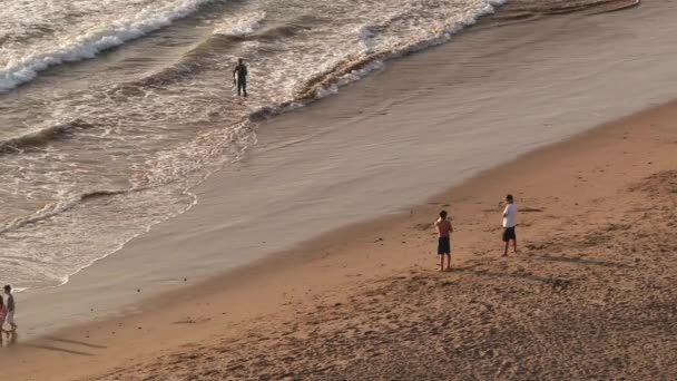 Vista a la playa de arena con gente en Arica, Chile . — Vídeo de stock