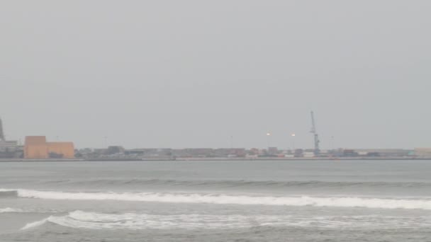 Blick auf den Hügel von Morro de Arica von der Stadt in Arica, Chile. — Stockvideo