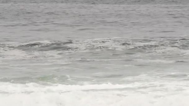 Okyanus dalgaları Arica, Chile kayalık deniz sahilinde. — Stok video