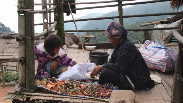 Frau produziert traditionelle Souvenirs für Bergvölker in doi ang khang, Thailand. — Stockvideo