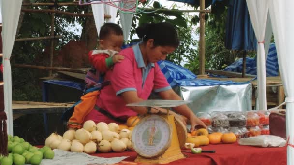 Γυναίκα πουλάει λαχανικά στην αγορά στο Doi Mon μαρμελάδα βασιλική γεωργική σταθμό, Ταϊλάνδη. — Αρχείο Βίντεο