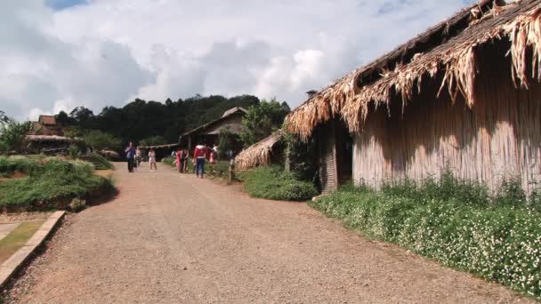 Tourists enjoy the view at the Doi Mon Jam Royal Agricultural Station, Thailand. — Stock Video