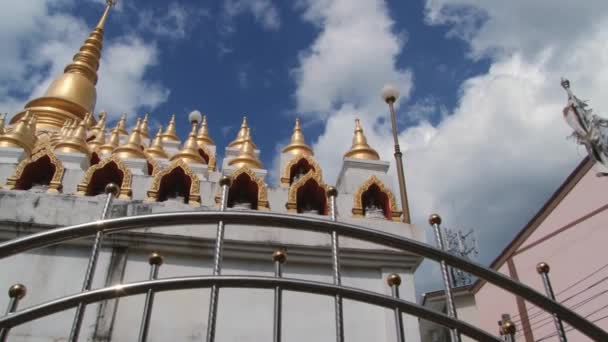 Buitenkant van de tempel Wat Mani Phraison in Mae Sot, Thailand. — Stockvideo