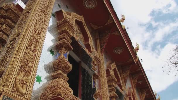 Exterior del templo Wat Mani Phraison en Mae Sot, Tailandia . — Vídeo de stock
