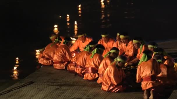 Les gens ont mis des bougies de coquille de noix de coco brûlantes sur l'eau pendant la célébration de Loi Krathong à Tak, Thaïlande . — Video