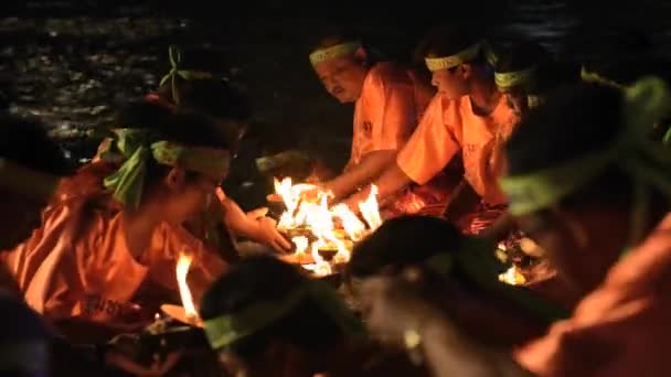 Menschen stellen brennende Kokosnussschalen-Kerzen auf Wasser während der loi krathong Feier in tak, Thailand. — Stockvideo