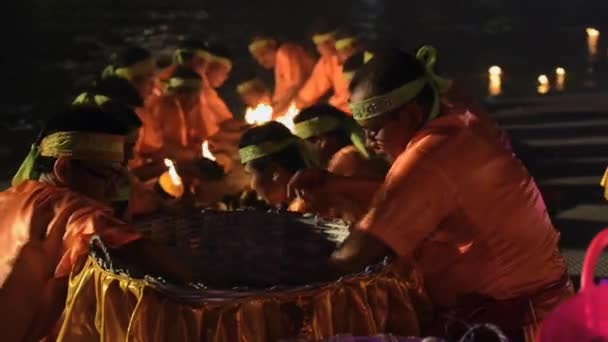 La gente pone velas de concha de coco en el agua durante la celebración de Loi Krathong en Tak, Tailandia . — Vídeo de stock