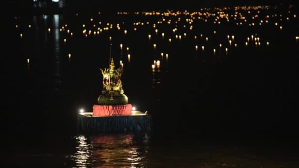 Палаючий свічки плисти по воді під час святкування Loi Khrathong в Сукотаі, Таїланд. — стокове відео