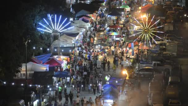 Les gens marchent près du marché de rue le long de la rivière pendant la célébration de Loi Krathong à Tak, Thaïlande . — Video