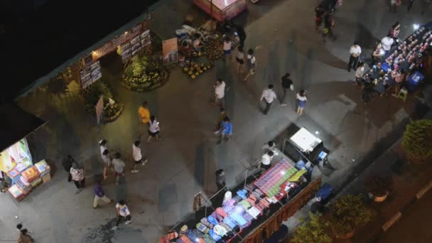 Folk går på floden sidan gatan marknaden under Loi Krathong firande i Tak, Thailand. — Stockvideo
