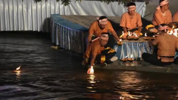 人们在启德，泰国大皇宫 Loi 庆祝期间将燃烧的椰子壳蜡烛放水. — 图库视频影像
