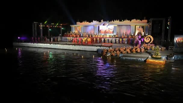 Durante la celebrazione del Loi Krathong a Tak, Thailandia, la gente mette candele di cocco bruciate sull'acqua . — Video Stock