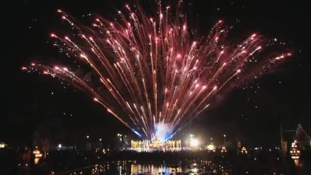 Fuegos artificiales por la noche durante la celebración de Loi Krathong en Sukhothai, Tailandia . — Vídeo de stock