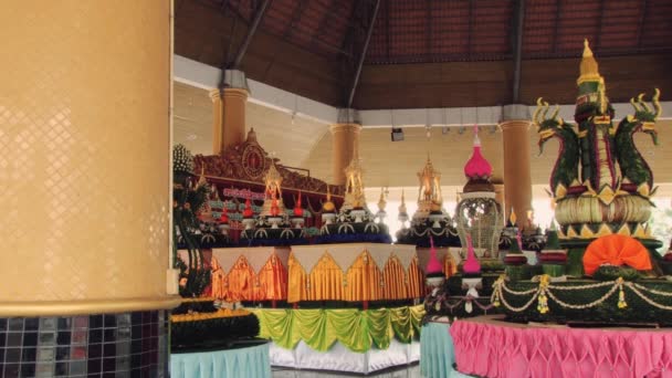 Extérieur des krathongs floraux à Tak, Thaïlande . — Video