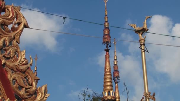 Exteriör av Buddhastatyn i Wat Phra Borommathat i Tak, Thailand. — Stockvideo