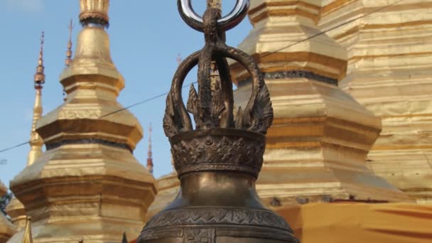 Внешняя деталь искушения в Пхра Бороммате в Таке, Таиланд . — стоковое видео