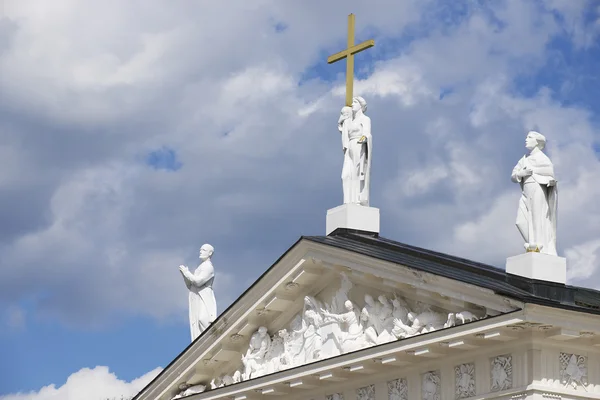 在立陶宛维尔纽斯大教堂屋顶顶部雕塑的外部. — 图库照片