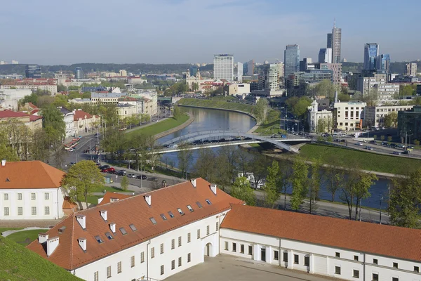 Vista a la ciudad de Vilna y al río Neris desde la colina de Gediminas en Vilna, Lituania . —  Fotos de Stock