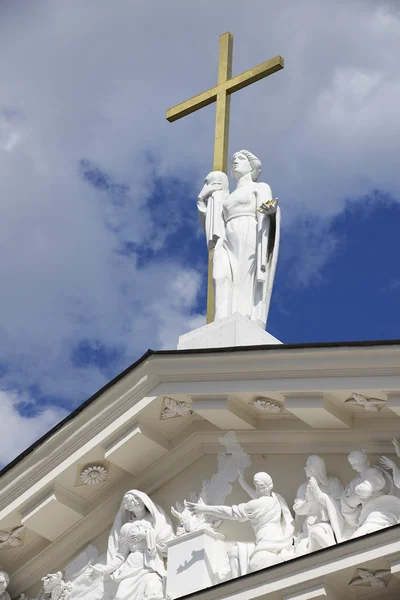 Außenansicht der Skulptur auf dem Dach der Kathedrale in Vilnius, Litauen. — Stockfoto