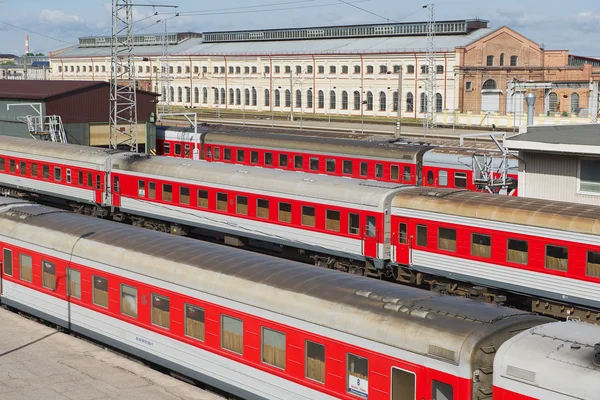 Visa till järnvägsstationen med redo att avgår tåg i Vilnius, Lithuania. — Stockfoto