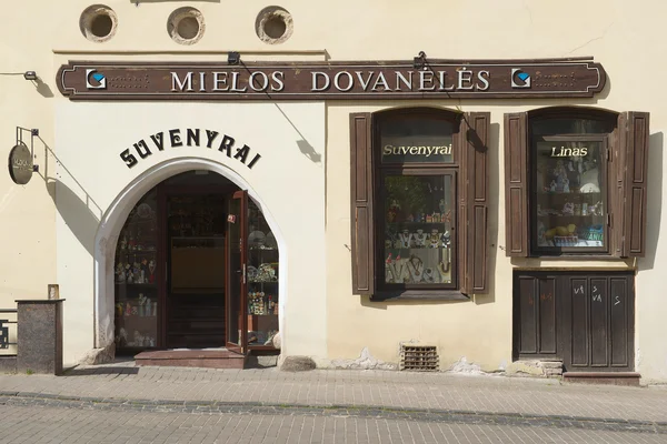 Exterior de una tienda de souvenirs en la histórica ciudad de Vilna, Lituania . — Foto de Stock