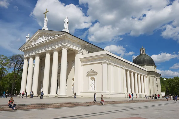 Menschen gehen am Domplatz vorbei mit der Kathedrale im Hintergrund in Vilnius, Litauen. — Stockfoto