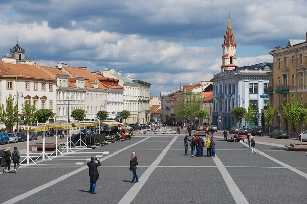 Mensen lopen door het Stadhuisplein in Vilnius, Litouwen. — Stockfoto