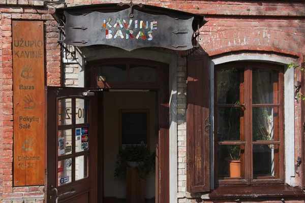 Exterior da entrada para o tradicional café Uzupio em Vilnius, Lituânia . — Fotografia de Stock