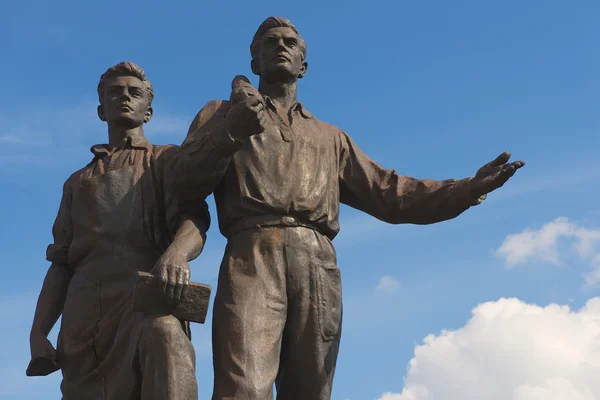 Vilnius, Litvanya yeşil köprüsünde işçilerin bronz heykel dış. — Stok fotoğraf