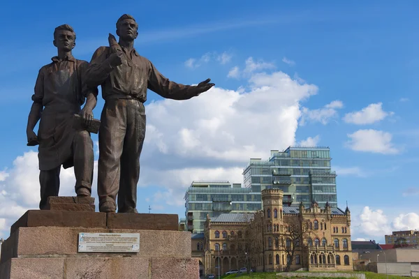 Exterior of the bronze sculpture of workers at the Green Bridge in Vilnius, Lithuania. — Stock Photo, Image