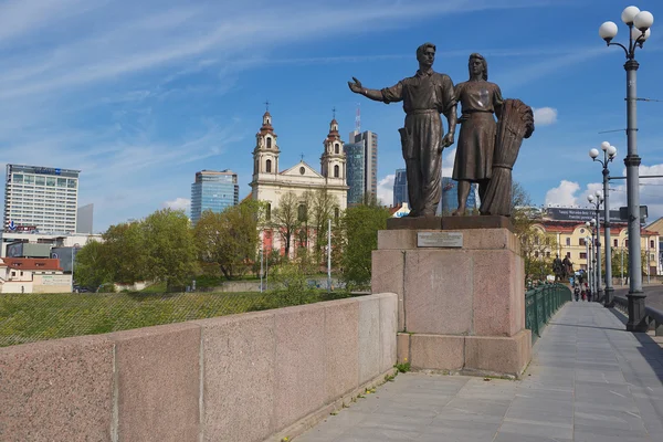 Extérieur de la sculpture en bronze d'ouvrière et de fermière dans le style du réalisme soviétique au pont vert de Vilnius, Lituanie . — Photo