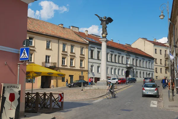 Vista a la plaza del Ángel y al Ángel Uzupí - símbolo de la "República Independiente de Uzupis" en Vilna, Lituania . — Foto de Stock