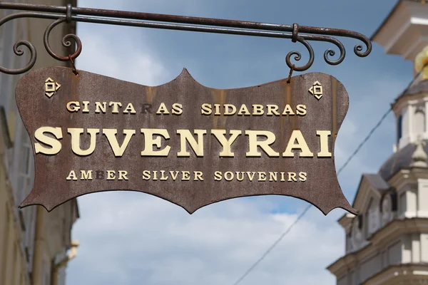 Buitenkant van de souvenir winkel teken in Vilnius, Litouwen. — Stockfoto