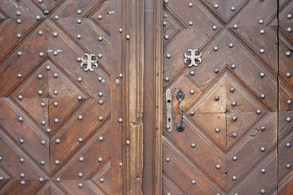 Esterno della vecchia porta di legno a Vilnius, Lituania . — Foto Stock