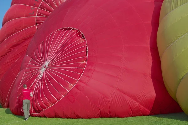 Adam sıcak hava balon uçuşu Vilnius, Litvanya için hazırlar. — Stok fotoğraf