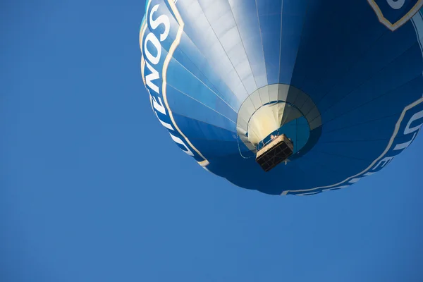 Vilnius, Litvanya sıcak hava balonu ile insanlar sinek. — Stok fotoğraf