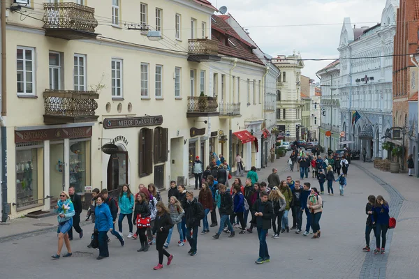 Toeristen lopen door de straat van de oude stad van Vilnius, Litouwen. — Stockfoto
