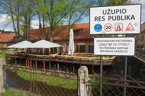 Külső jele a bejáratnál, hogy a "Uzupio Köztársaság" területe, Vilnius, Litvánia. — Stock Fotó